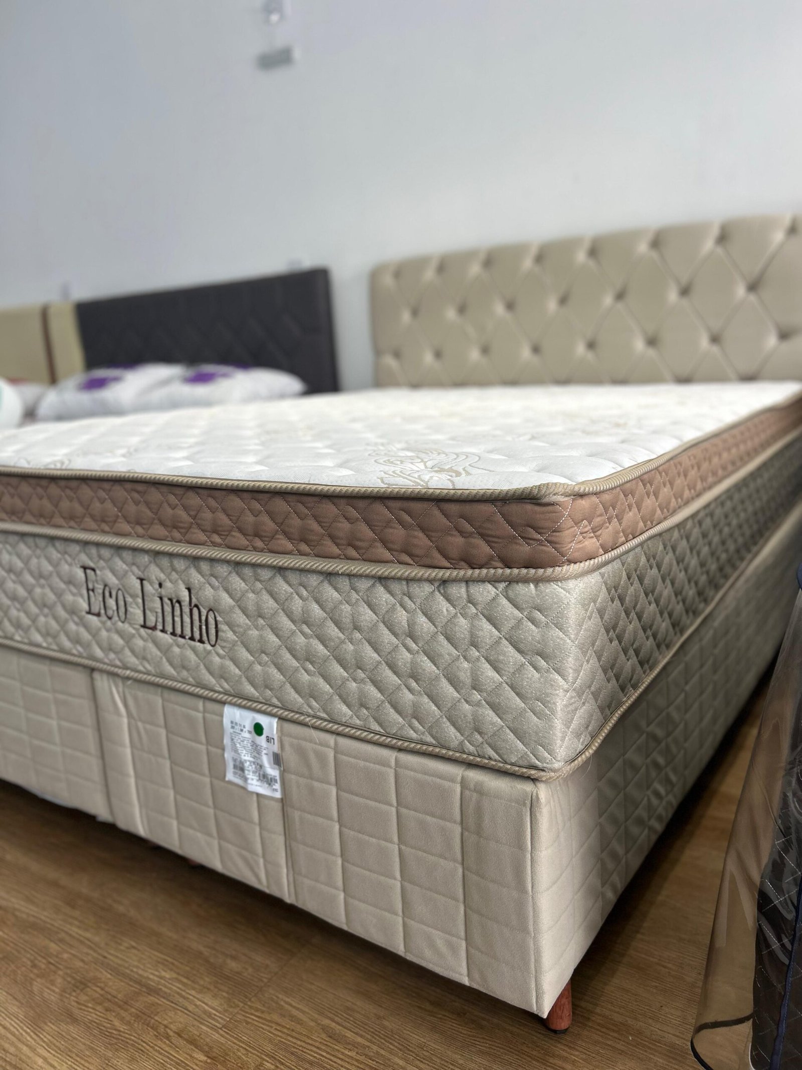 Colchão Eco Linho sobre cama box, disponível em casal e queen na Dr. Sono Colchões