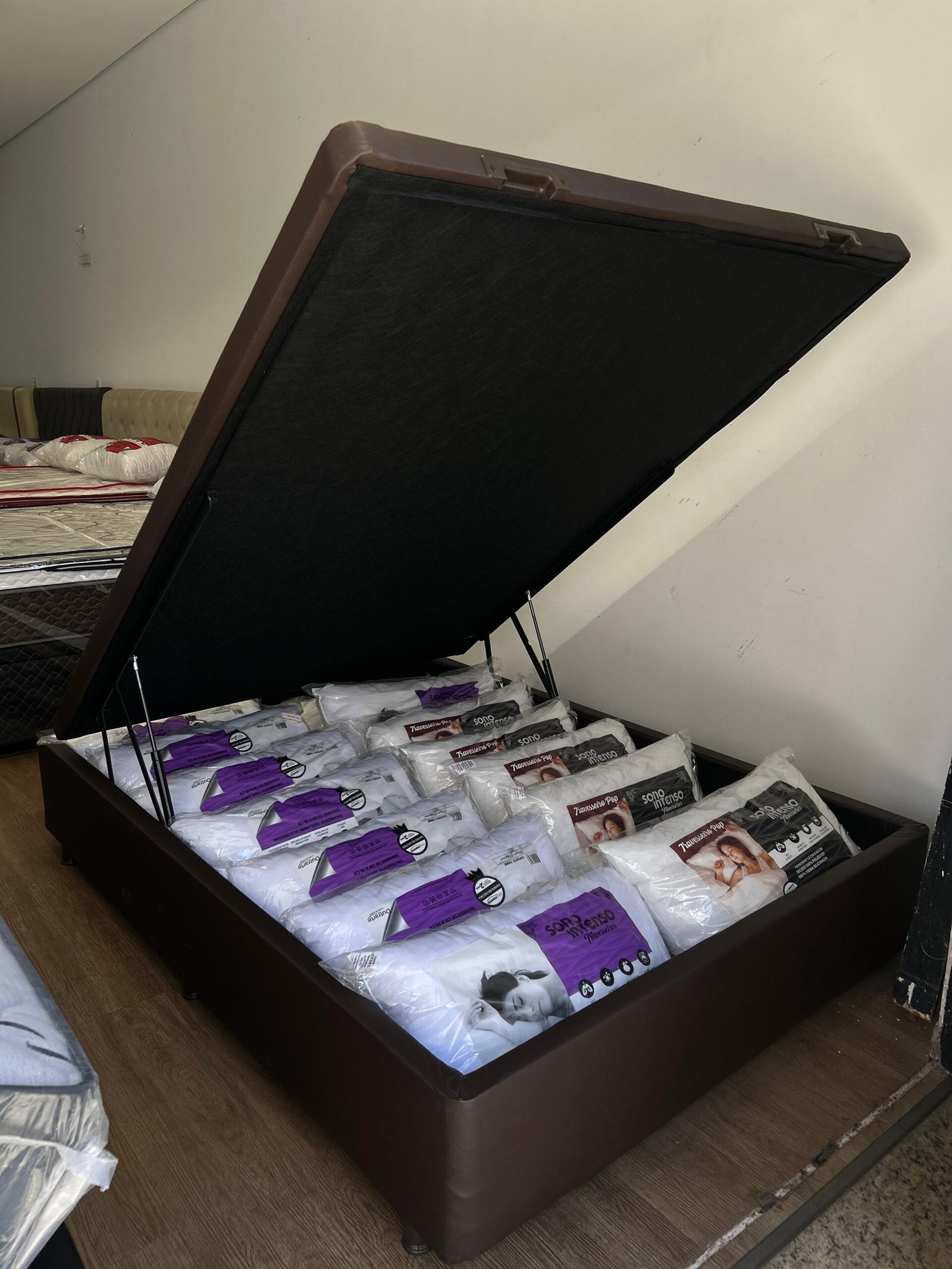 Cama baú aberta com espaço interno de armazenamento, à venda na Dr. Sono Colchões
